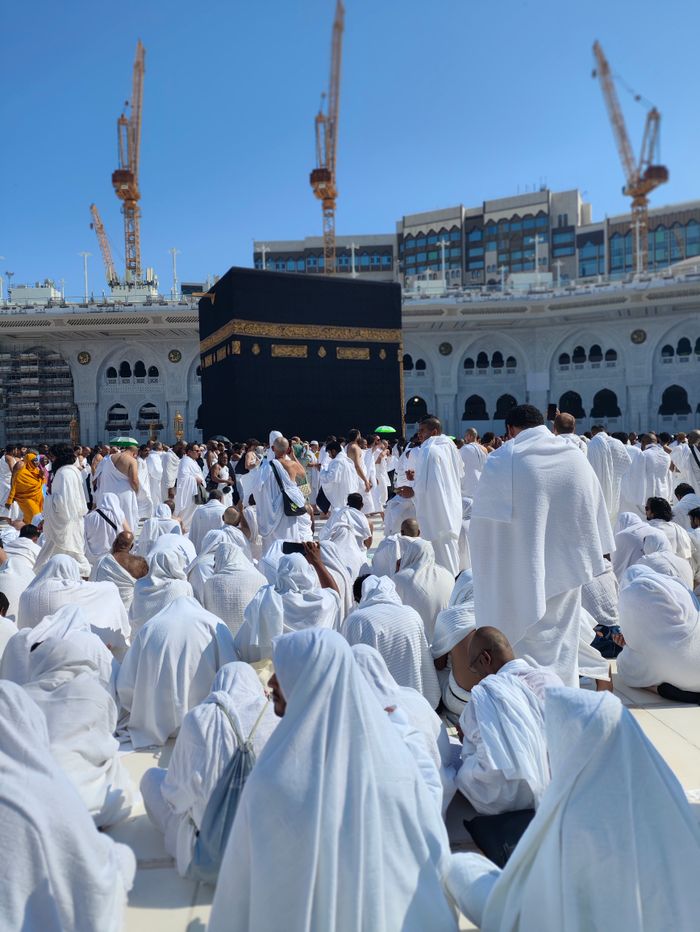 Mastering the First Impression: Your intriguing post title goes here A large group of pilgrims in white garments at Kaaba during the Hajj pilgrimage in Mecca.