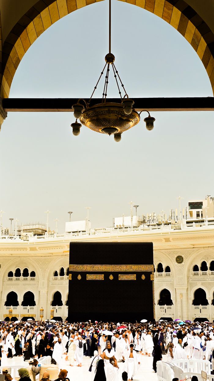 The Art of Drawing Readers In: Your attractive post title goes here Pilgrims in white gather at the Kaaba, a central site of Islamic pilgrimage in Mecca.